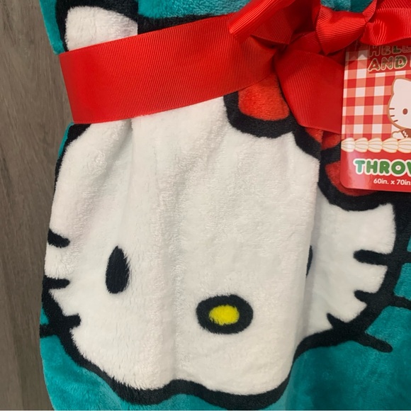 New Hello Kitty In Snow Cap Christmas Bright Teal Plush 60" x 70" Throw Blanket - Picture 3 of 9